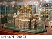 Золотой православный храм в технике филиграни. Красносельский музей ювелирного и народно-прикладного искусства, Кострома, Россия (2019 год). Редакционное фото, фотограф Инна Грязнова / Фотобанк Лори