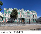 Екатеринбург. Дом Н.И. Севастьянова - здание в стиле эклектики с элементами необарокко, псевдоготики и неомавританского стиля (2021 год). Стоковое фото, фотограф Овчинникова Ирина / Фотобанк Лори