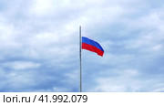 Российский флаг развевается на ветру. Облачная погода (2022 год). Стоковое видео, видеограф Мария Паина / Фотобанк Лори