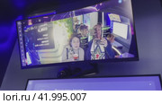 People trying facial recognition technology demonstration during exhibition (2023 год). Редакционное видео, видеограф Антон Гвоздиков / Фотобанк Лори