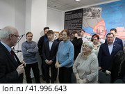 Военный историк Юрий Альбертович Кнутов слева с группой людей в Балашихинской историко-художественном музее (2024 год). Редакционное фото, фотограф Дмитрий Неумоин / Фотобанк Лори