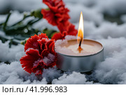 Горящие поминальные свечи и красные гвоздики на снегу. Стоковое AI-изображение, AI-художник Щеголева Ольга / Фотобанк Лори