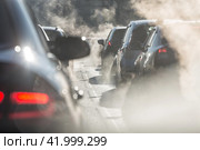 Размытые силуэты автомобилей, окруженные дымом из выхлопных труб. Плотный трафик, пробка. Стоковое фото, фотограф Светлана Ельцова / Фотобанк Лори