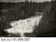 Водопад Гирвас в Карелии. Кондопожский район. Весенний сброс воды на Пальеозерской ГЭС. Стоковое фото, фотограф Сергей Цепек / Фотобанк Лори