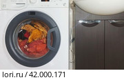 Fast and efficient washing of a wide range of fabrics. Стоковое видео, видеограф Юрий Поздников / Фотобанк Лори