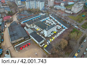 Вид с высоты на центр технического обслуживания автомобилей скорой помощи в городе Кирове (аэросъемка 2021 года) Стоковое фото, фотограф Владислав Самошкин / Фотобанк Лори