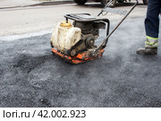 Asphalt rammer. laying the road surface. Стоковое фото, фотограф Радомир Тарасов / Фотобанк Лори