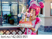 Аниматор кукла лол несет торт со свечами имениннице (2023 год). Редакционное фото, фотограф Настя Иманова / Фотобанк Лори