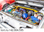 Engine under the hood of a tuning Lada vehicle with a variety of devices and improvements (2023 год). Редакционное фото, фотограф FotograFF / Фотобанк Лори