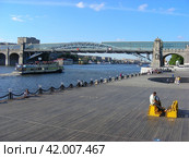 Пушкинский (Андреевский) мост. Площадка для танцев ЦПКиО им. Горького. Пушкинская набережная. Москва-река. (2011 год). Редакционное фото, фотограф lana1501 / Фотобанк Лори
