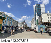 Улица Вайнера в Екатеринбурге летом в солнечную погоду (2021 год). Редакционное фото, фотограф Овчинникова Ирина / Фотобанк Лори