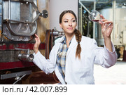 Woman sommelier is tasting wine at wine factory. Стоковое фото, фотограф Татьяна Яцевич / Фотобанк Лори