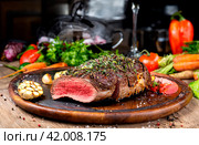 кусок аппетитного жареного мяса с овощами на доске. Стоковое AI-изображение, AI-художник Данил Хусаинов / Фотобанк Лори