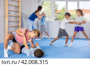 practice grabbing their opponent's arms. Стоковое фото, фотограф Яков Филимонов / Фотобанк Лори
