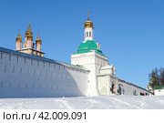 Вид на Святые ворота Троице-Сергиевской лавры солнечным январским днем. Сергиев Посад, Золотое кольцо России (2024 год). Стоковое фото, фотограф Виктор Карасев / Фотобанк Лори