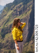 Lovely adult lady in sunglasses enjoying at tropical journey, looking away. Portrait of perfect woman posing at Sri Lanka Adam's peak mountain, landmark nature, Ella, Sri Lanka. Copy ad text space (2022 год). Стоковое фото, фотограф Aleksandr Golubev / Фотобанк Лори