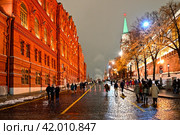 Город Москва. Кремлёвский проезд -улица между Манежной и Красной площадями (2023 год). Редакционное фото, фотограф Александр Тараканов / Фотобанк Лори