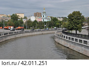 Вид на Яузу, Серебряническую набережную, Церковь Троицы в Серебряниках. Город Москва (2012 год). Стоковое фото, фотограф lana1501 / Фотобанк Лори