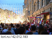 Болельщики из разных стран на ЧМ 2018 по футболу на Никольской улице в Москве. Редакционное фото, фотограф Оксана / Фотобанк Лори