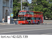 Двухэтажный экскурсионный автобус City Sihgtseeng. Улица Волхонка. Район Хамовники. Город Москва (2014 год). Редакционное фото, фотограф lana1501 / Фотобанк Лори