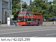 Двухэтажный экскурсионный автобус City Sihgtseeng. Улица Волхонка. Район Хамовники. Город Москва (2014 год). Редакционное фото, фотограф lana1501 / Фотобанк Лори