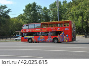 Двухэтажный экскурсионный автобус City Sihgtseeng. Улица Волхонка. Район Хамовники. Город Москва (2014 год). Редакционное фото, фотограф lana1501 / Фотобанк Лори