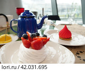 Russian traditional tea dessert berry cake. Стоковое фото, фотограф Tamara Sushko / Фотобанк Лори