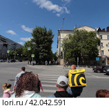 Яндекс разносит еду. Улицы Тюмени. (2023 год). Редакционное фото, фотограф Анатолий Матвейчук / Фотобанк Лори