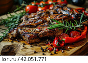 grilled meat with tomatoes, chilies and herbs on a wooden bbq. Стоковое AI-изображение, AI-художник Юлия Гапеенко / Фотобанк Лори