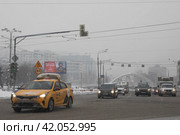 Младший лейтенант Артём Романцов герой СВО на банере в Москве зимой (2024 год). Редакционное фото, фотограф Дмитрий Неумоин / Фотобанк Лори