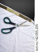 Measuring tape and scissors on white fabric. Стоковое фото, фотограф Аксенова Вера / Фотобанк Лори