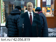 Ростовая картонная фигура Президента РФ Владимира Путина установлена у сувенирного магазина на улице Арбат в центре города Москвы, Россия (2024 год). Редакционное фото, фотограф Николай Винокуров / Фотобанк Лори