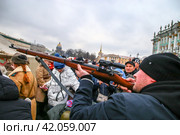 Мужчина держит в руках винтовку на мероприятие в честь 80-летия полного освобождения Ленинграда от фашистской блокады на Дворцовой площади (2024 год). Редакционное фото, фотограф Евгений Кашпирев / Фотобанк Лори