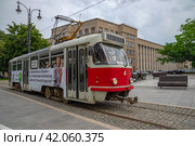 Старый трамвай в центре города. Владикавказ (2023 год). Редакционное фото, фотограф Анна Карасева / Фотобанк Лори