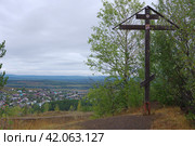 Вид на город Кушва со смотровой площадки горы Благодать. Памятный крест. Свердловская область (2022 год). Редакционное фото, фотограф Алексей Иванов / Фотобанк Лори