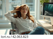Молодая девушка отдыхает в офисном кресле. Стоковое AI-изображение, AI-художник Щеголева Ольга / Фотобанк Лори