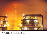 Нефтеперерабатывающий завод. Стоковое фото, фотограф yeti / Фотобанк Лори