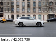 EV crossover SUV Li Auto L7 driving in motion blur on city streets. Редакционное фото, фотограф Константин Григорьев / Фотобанк Лори