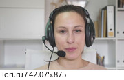 Happy call center operator talking with client and smiling. Стоковое видео, видеограф Яков Филимонов / Фотобанк Лори