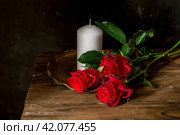 Still life with red roses and white candle close-up. Стоковое фото, фотограф Татьяна Ляпи / Фотобанк Лори