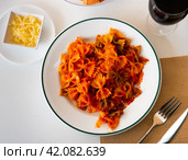 Lazos con tomate, spanish pasta in tomato sauce. Стоковое фото, фотограф Яков Филимонов / Фотобанк Лори