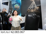 Международная выставка форум "Россия" Люди бьют в боксёрскую грушу (2024 год). Редакционное фото, фотограф Дмитрий Неумоин / Фотобанк Лори
