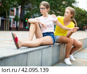 Concept of frustration unwillingness to talk. Girl asks forgiveness from girlfriend. Стоковое фото, фотограф Яков Филимонов / Фотобанк Лори