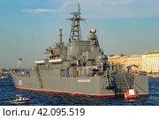 Большой десантный корабль "Оленегорский горняк" крупным планом в акватории Невы. Подготовка к празднованию Дня ВМФ в Санкт-Петербурге (2021 год). Редакционное фото, фотограф Виктор Карасев / Фотобанк Лори