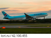 Самолет Airbus A330 авикомпании Korean Air заходит на посадку (2018 год). Редакционное фото, фотограф Сергей Крамарев / Фотобанк Лори