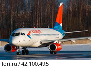 Самолет Сухой SuperJet 100-95LR авиакомпании Азимут на рулении в аэропорту Пулково (2019 год). Редакционное фото, фотограф Сергей Крамарев / Фотобанк Лори
