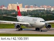 Самолет Airbus A330-302 авиакомпании "Nordwind airlines" на рулении в аэропорту Пулково (2016 год). Редакционное фото, фотограф Сергей Крамарев / Фотобанк Лори