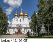Город Ярославль, Которосльная набережная, 2/1, Россия. Девушка фотографирует на смартфон Успенский кафедральный собор русской православной церкви Московской патриархии. Летний солнечный день (2023 год). Стоковое фото, фотограф Наталья Николаева / Фотобанк Лори