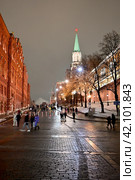Город Москва. Кремлёвский проезд -улица между Манежной и Красной площадями (2023 год). Редакционное фото, фотограф Александр Тараканов / Фотобанк Лори