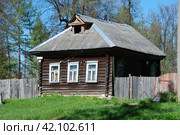 Деревенский жилой дом. Улица Мира, 28. Город Мышкин. Мышкинский район. Ярославская область. Россия (2010 год). Стоковое фото, фотограф lana1501 / Фотобанк Лори
